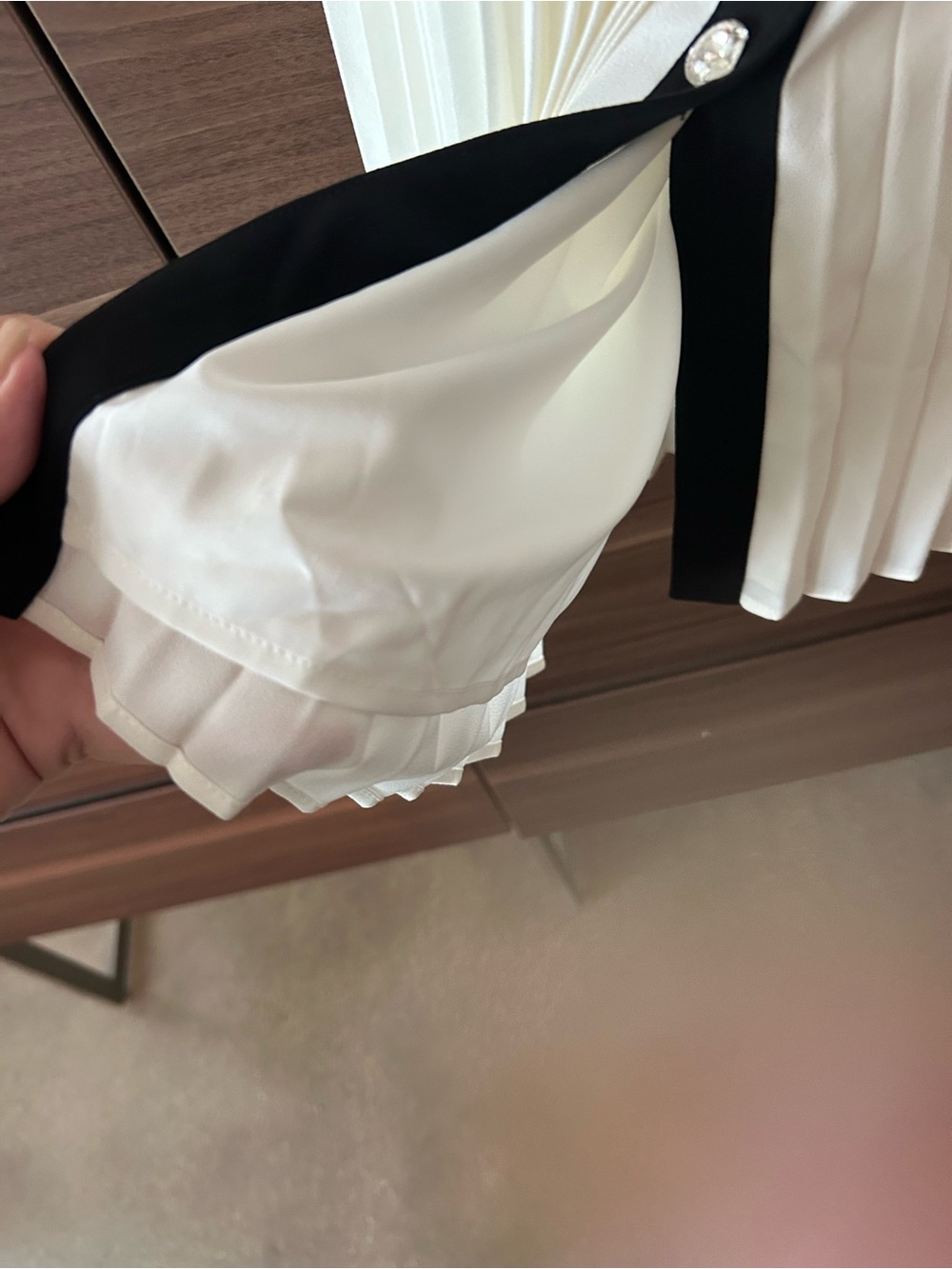 Ming Wang White Pleated Mini Dress with Black Collar and Trim - Picture 6 of 7